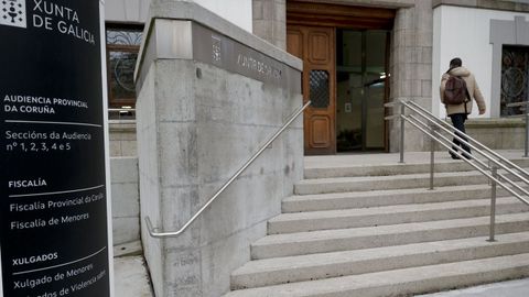Imagen de archivo de la entrada a la Audiencia Provincial de A Coru�a