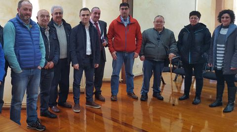 El alcalde de Corvera, Iv�n Fern�ndez, rodeado de los asistentes a la presentaci�n del nuevo servicio buho del concejo.El alcalde de Corvera, Iv�n Fern�ndez, rodeado de los asistentes a la presentaci�n del nuevo servicio buho del concejo 