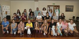 Los j�venes participantes en el intercambio, ayer, durante la recepci�n oficial en la casa consistorial. 