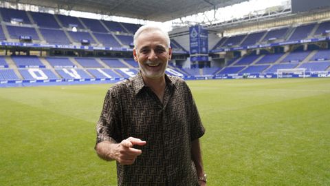 El due�o del Grupo Pachuca y m�ximo accionista del Real Oviedo, Jes�s Mart�nez, sobre el c�sped del estadio Carlos Tartiere