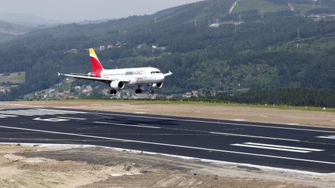 Avi�n de Iberia aterrizando en el aeropuerto de Peinador