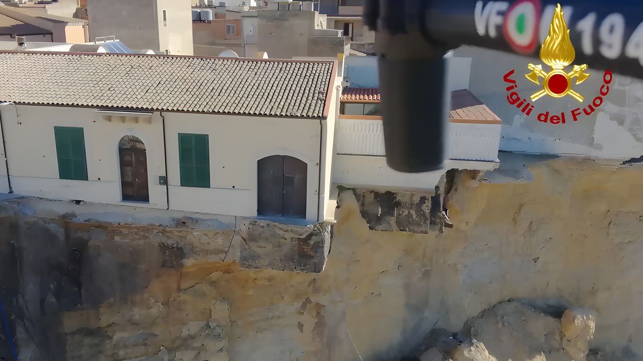El pueblo italiano engullido por un barranco trata de salvar su ...