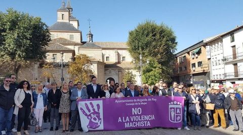 Vecinos de Arganda del Rey guardaron tres minutos de silencio en octubre del 2018 tras conocer el asesinato machista de una vecina de la localidad, una mujer de 67 a�os asesinada por su marido