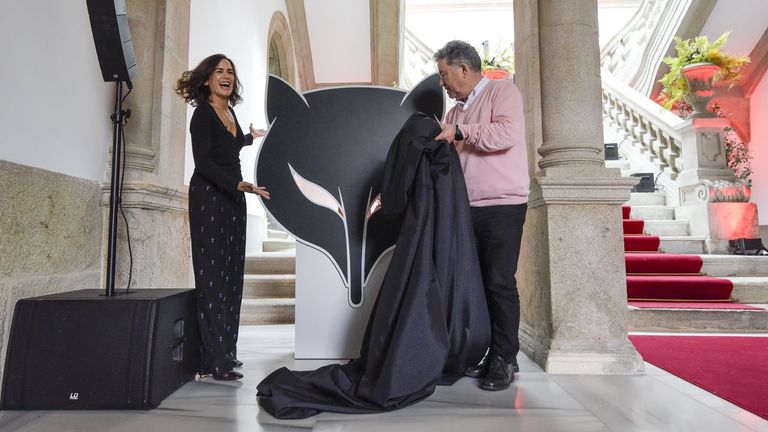 La vicepresidente de la Asociaci&oacute;n de Informadores Cinematogr&aacute;ficos de Espa&ntilde;a (AICE), Elena S. S&aacute;nchez, y el alcalde Miguel Anxo Fern&aacute;ndez Lores&nbsp;desvelaron el s&iacute;mbolo de los Premios Feroz