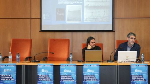 A la derecha, Julio Valeiras, cientfico del IEO en Vigo, presentando en Burela los resultados actualizados de Ispamer, la investigacin que confirma que solo dos de cada milln de anzuelos del palangre demersal o piedra bola cogen especies marinas vulnerables, como corales de fondo, esponjas o plumas