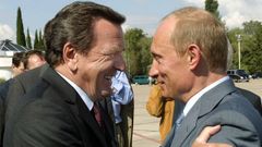 Imagen del archivo del 2004, cuando Schroder a�n era canciller  (izquierda), en un encuentro con el presidente ruso Vladimir Putin a orillas del Mar Negro