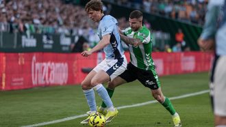 Fer L�pez presionado por Aitor Ruibal