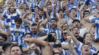 Los aficionados del D�por celebran el ascenso en el Jos� Zorrilla.