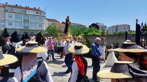 Salida de la tradicional procesin con la imagen de san Antonio tras la misa solemne