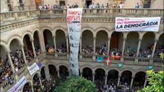 La toma del claustro. Los estudiantes universitarios estan siendo uno de los sectores m�s activos en las protestas. Ayer ocuparon el claustro del edificio historico de la Universidad de Barcelona y cortaron la Gran Via. Vaciar las aulas y llenar las calles es la consigna que utilizaron