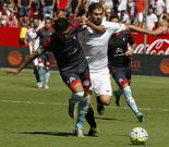 Llorente, del Sevilla, le disputa el bal�n a un jugador del Celta. 