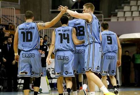 Schaftenaar y Winchester se felicitan despu�s de vencer al Lleida en el Pazo.