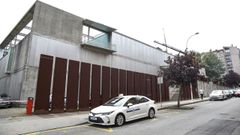 Un taxi, en una zona de espera para este servicio en el centro de salud de A Parda, en Pontevedra