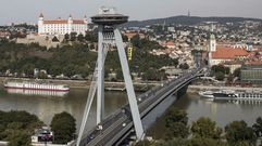 Un activista de Greenpeace cuelga un cartel donde se puede leer �No TTIP� del �puente ovni� sobre el Danubio.