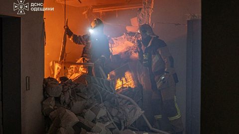 Bomberos tratando de localizar a personas atrapadas tras un bombardeo en Odesa