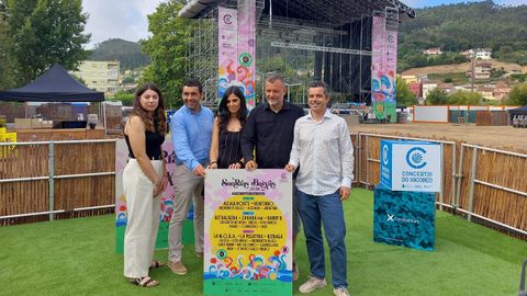 De izquierda a derecha, Carmen Garc&iacute;a, concejala de Cultura en el Concello de Bueu, Luis L&oacute;pez, presidente de la Diputaci&oacute;n de Pontevedra, Berta Dom&iacute;nguez y Jordi Lauren, codirectores del festival, y Marcos G&oacute;mez Rom&aacute;n, comisario do Ano Santo Xacobeo 2027