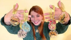 Nerea, con algunos de los adornos navide�os que se podr�n hacer en el taller