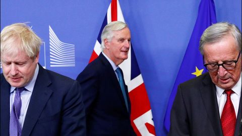 Barnier pasa por detrs de Johnson y Juncker, antes de la rueda de prensa en la que anunciaron el acuerdo