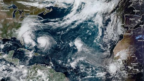En la imagen satelital se puede observar a los huracanes Imalda frente a Florida y a Humberto movindose ya en direccin nordeste