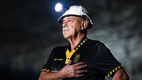 La nueva camiseta del Real Oviedo, homenaje a la miner�a e inspirada en la 96/97