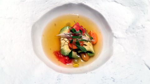 El Huerto. Torto de maz y fabas, aguacate, corazones de tomate, physalis, cebolleta encurtida y esfricos de piparra