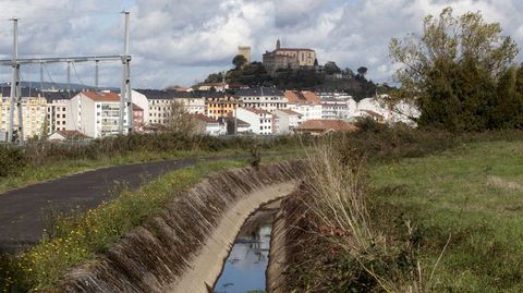 El canal de regad�o, en el tramo que pasa al norte del casco urbano de Monforte. C.C