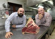 Fillo e pai ch�manse Antonio Maseda, e as� posaron onte cun chuleteiro do boi �Rubio�. 