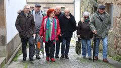 Montse Prado y N&eacute;stor Rego, en el centro de la imagen, rodeados de los representantes del BNG en varios municipios arousanos.