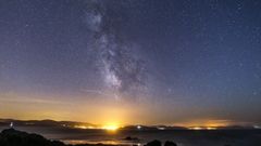  Una estrella fugaz (La perseida son tambi�n conocidas en los pa�ses de tradici�n cat�lica con el nombre de l�grimas de San Lorenzo) cruza el cielo da Costa da Morte sobre la v�a l�ctea esta madrugada. La foto fue tomada desde el faro de Corme, al fondo esta Cabana y laxe.