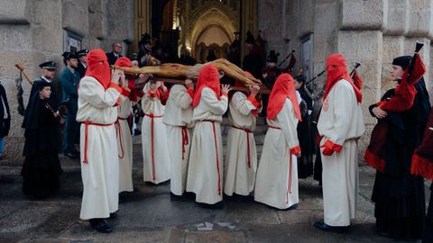 La lluvia oblig a suspender la procesin del Cristo de la Salud por O Carballio