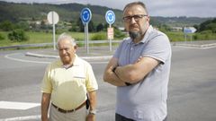 Enrique Gonzlez Sayns, viudo de la vctima mortal que propici lograr la pequea glorieta en Ledoo, junto con scar Andrade Rivas, presidente de la Plataforma de Afectados de la rotonda Ledoo-Rumbo.