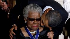 Maya Angelou recibe la medalla presidencial por la Libertad que Obama le entreg� en el 2011