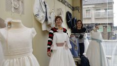 Las hermanas Natalia (derecha) y Susana Barreiro empezaron el mes pasado a vender los primeros trajes y vestidos de primera comuni�n para este a�o, en el que muchos ni�os tendr�n la celebraci�n que no pudieron en el 2020. En el Comercio de Pazos, con 89 a�os de historia, aseguran que hay lugar en el mercado para las peque�as y grandes empresas. �Gracias a los clientes pasados, presentes y futuros nosotros seguimos aqu��, destaca Natalia