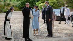 El prior Rafael Barru� y el abad Octavi Vil� reciben a los reyes en el monasterio de Poblet