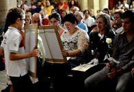 Las madres de las j�venes recibieron retratos de sus hijas.