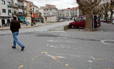 Este paso, en el Souto, junto a la plaza de abastos, es un ejemplo del deterioro de las marcas.