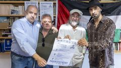 Gonzalo Castro, Paulo Sexto y los artistas Bieito Romero y Xurxo Fernandes posan junta al cartel de Romaria dos Castros.