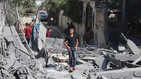 Unos palestinos inspeccionan la mezquita Abdullah Azzam y los edificios circundantes atacados por el Ej�rcito israel�