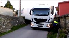 Otro trailer atrapado en San Marti�o