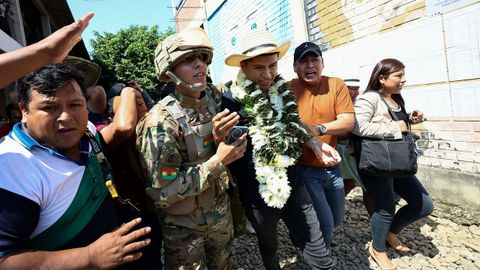 Andrnico Rodrguez es escoltado por militares a su llegada al colegio electoral.
