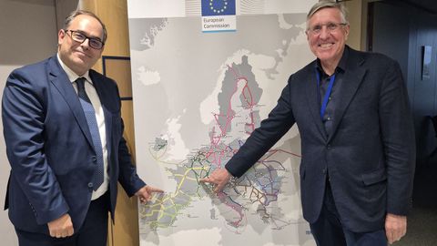 El comisionado del corredor atlntico, Jos Antonio Sebastin, con el nuevo coordinador del corredor atlntico, Franois Bausch