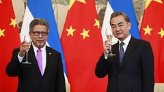 El Canciller de El Salvador Carlos Casta�eda, a la izquierda, y su hom�logo chino Wang Yi