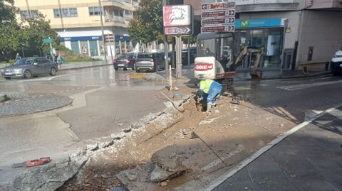 La zanja se extiende de un extremo a otro de la céntrica calle 