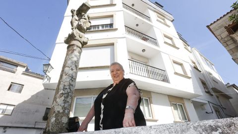 Jesusa Berm�dez entre las calles donde naci� Casa Teodoro, en Sanxenxo.