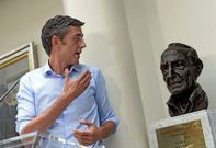 Madina present� su candidatura en el Senado ante un busto de Ram�n Rubial, un hist�rico expresidente del PSOE, vizca�no, como �l, y a quien consider� como un referente �tico. 