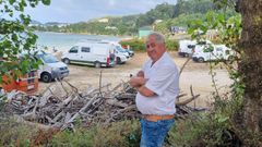 El alcalde de O Vicedo, Jes�s Novo, en Arealonga, una de las zonas que m�s saturaci�n de autocaravanas present� este verano.