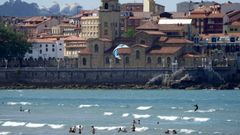 Ba�istas este s�bado, en la playa de San Lorenzo de Gij�n 