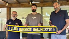 Moncho L�pez, entrenador del COB; Marc Garc�a, jugador del club; y Sergio P�rez, director deportivo del COB