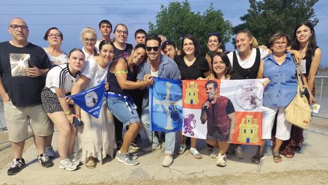 Bustamante con algunos de loslos socios y miembros de la junta directiva del club de fans.