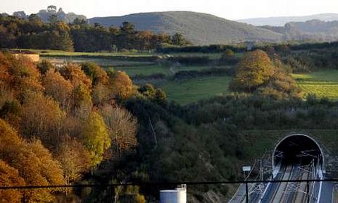 El convenio que se prepara incluye la cesi�n de tres de las escombreras del AVE en Lal�n.